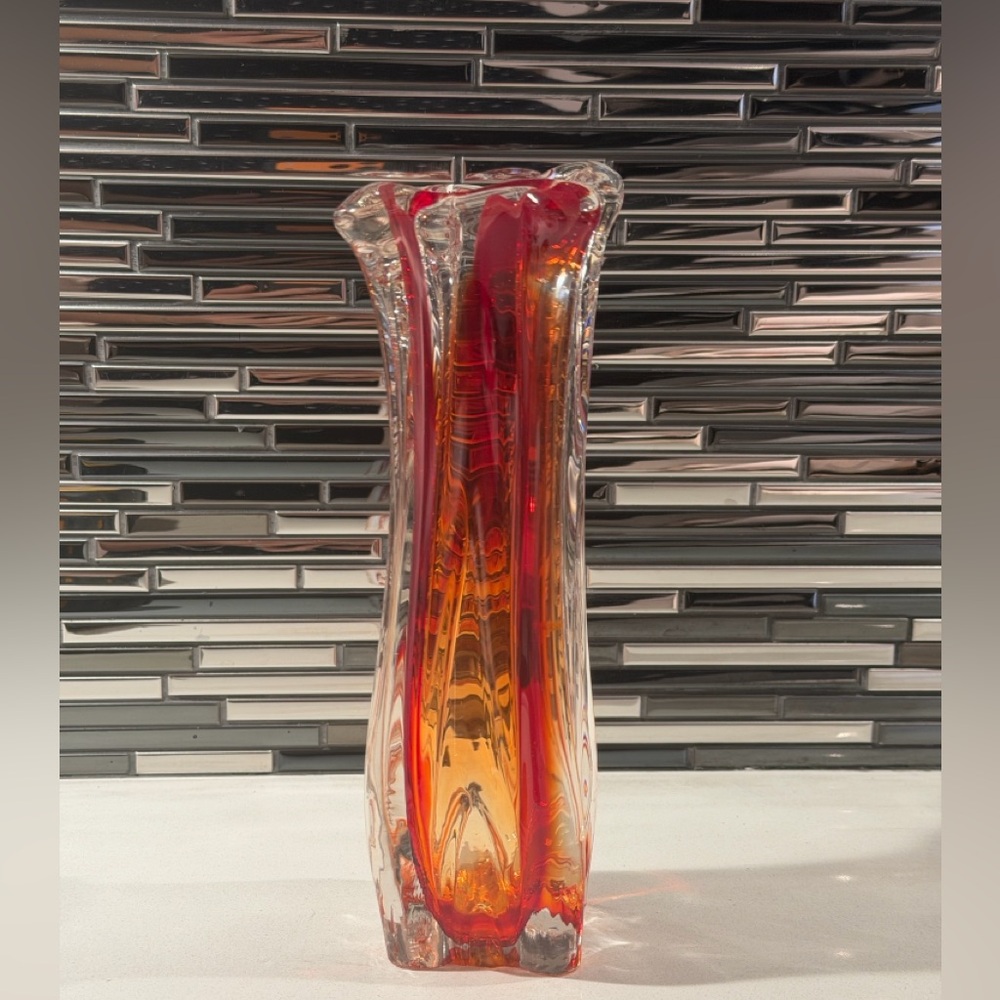 Vintage Murano-Style Handblown Art Glass Vase
📏 Height: 22 cm | Width: 6 cm